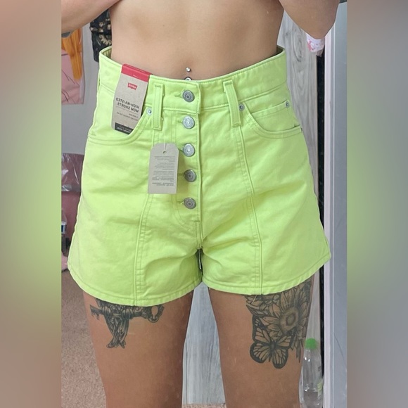 NWT Levi’s High Waisted Mom Shorts - Picture 2 of 14